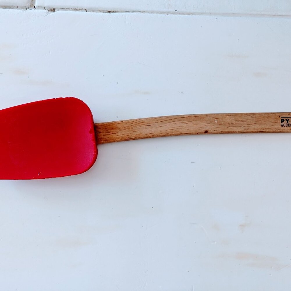 VTG Pyrex Silicone Scraper Spatula Red with Curved Wooden Handle 11.5"
